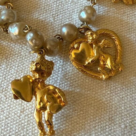 Vintage Faux Pearl Gold Tone Link Bracelet with 6 Gold Tone Charms. - Picture 4 of 6